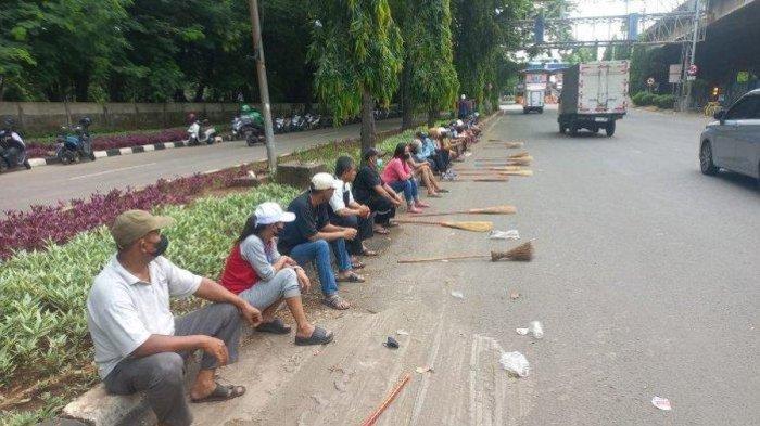 Puluhan petugas PPSU atau pasukan oranye mogok kerja di jalan Senin pagi