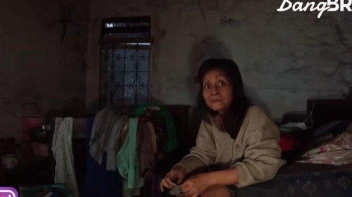 Putri, hidup sebatang kara di rumah reyot tanpa listrik. Profesi aslinya dikuak oleh tetangga dan bukanlah model. (YouTube BangBrew)