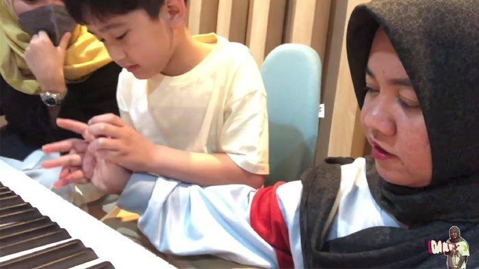 Rafathar saat mengajari Lala main piano