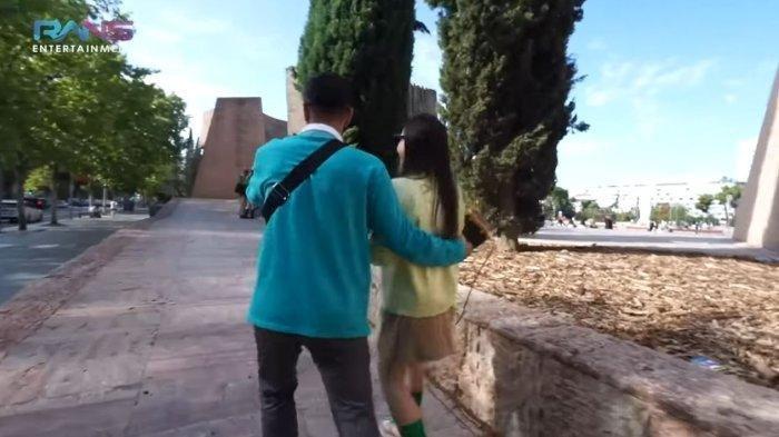 Raffi Ahmad dan Nagita Slavina lakukan siaran langsung saat di Madrid, Spanyol.