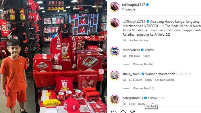 Raffi Ahmad mengajak Rafathar ke toko merchandise Liverpool yang berada di Singapura.