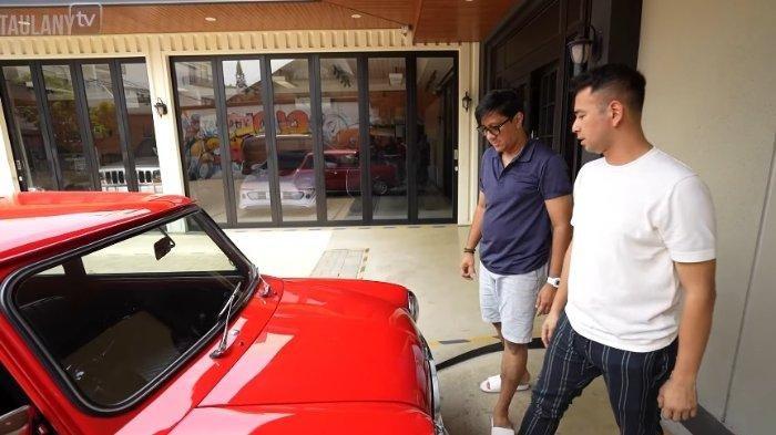 Raffi Ahmad menunjukan mobil barunya kepada Andre Taulany. (Tangkapan Layar YouTube Taulany TV)