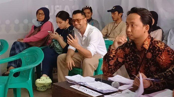 Raffi Ahmad sempat ditegur petugas KPPS berkemeja batik coklat karena merekam video