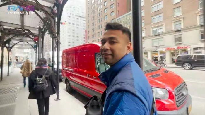 Raffi Ahmad tertawa melihat barang KW yang dijual di pinggir jalan Kota New York