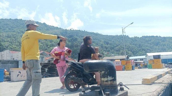 Ratna Sari pasca bersalin turun dari kendaraan roda dua sambil menggendong bayinya hendak pulang naik pompong ke Desa Nyamuk, Senin (16/9/2024). Ia mengeluhkan layanan ambulans di RSUD Tarempa. Manajemen rumah sakit pun buka suara. (Tribun Batam/Istimewa)