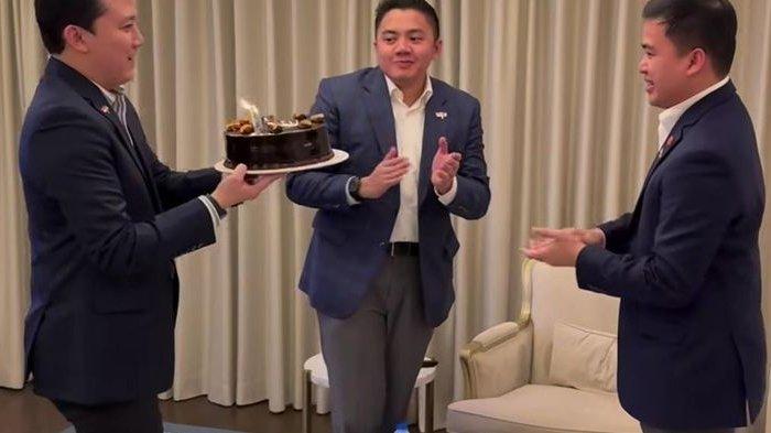 TEDDY ULANG TAHUN - Sekretaris Kabinet (Seskab) Letkol Teddy Indra Wijaya ulang tahun dirayakan oleh Prabowo Subianto dan para Sekretaris Pribadi (Sespri) Presiden. Momen bahagia itu terjadi pada Senin (14/4/2025) tepat di pertambahan usia Teddy yang menginjak 36 tahun saat sedang melakukan lawatan ke Yordania.
