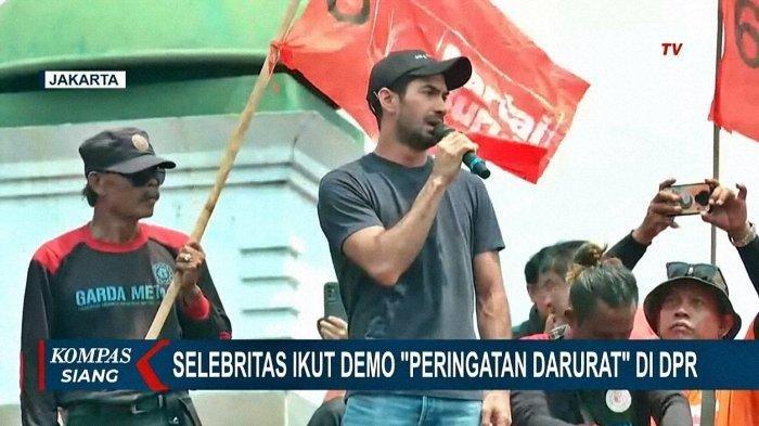 Reza Rahardian Ikut Aksi Demo Kawal Putusan MK di Depan Gedung DPR RI