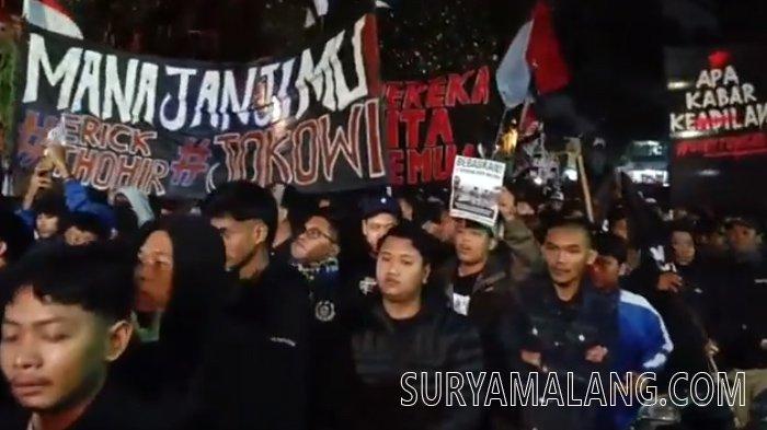 Ribuan Aremania turun ke jalan menuntut pengusutan tuntas Tragedi Kanjuruhan yang menewaskan ratusan orang.