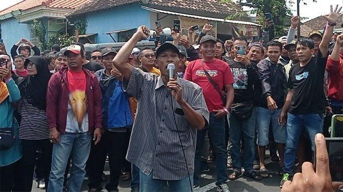 GUGAT PEDAGANG SAYUR - Ribuan pedagang sayur keliling geruduk PN Magetan, Rabu (5/2/2025), memberikan dukungan kepada dua rekan mereka yang menjalani sidang gudatan larangan berjualan sayur di Desa Pesu. Menurut penggugat, keberadan pedagang sayur keliling membuat usaha toko kelontong miliknya sepi.