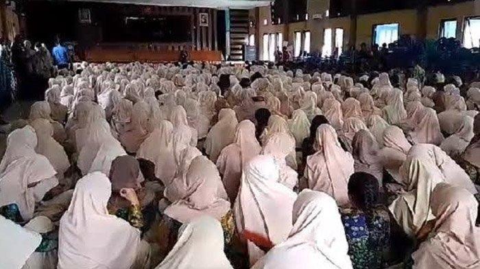 Ribuan siswa kumpul di aula utama SMAN 1 Situbondo memprotes kepala sekolahnya