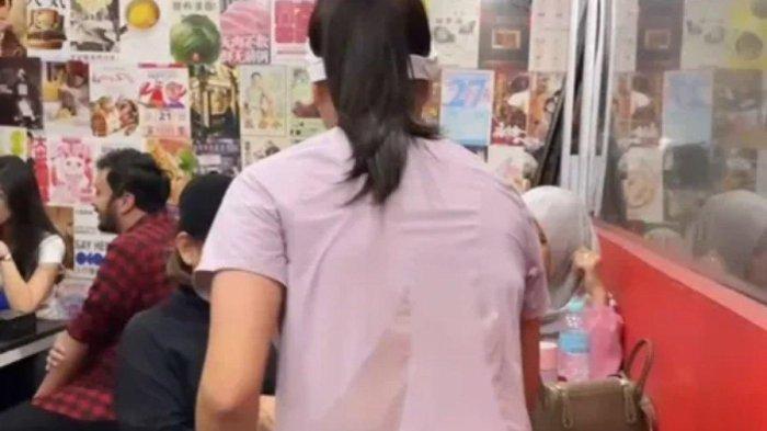 Ririn Ekawati jadi pelayan di warung kaki lima 1