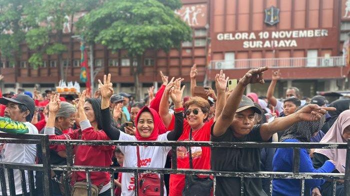 Sejumlah warga Kota Surabaya mengikuti jalan sehat yang juga dihadiri oleh paslon Pilgub Jatim 2024 Risma dan Gus Hans dan paslon Pilwali Kota Surabaya 2024 Ei-Armuji di kawasan Gelora 10 November Tambaksari, Minggu (17/11/2024).