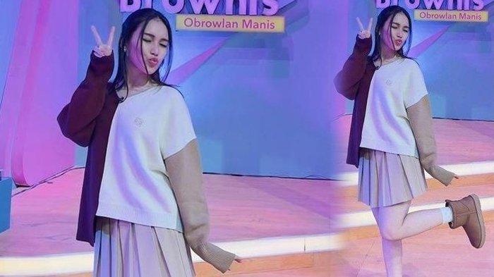 Rok Ayu Ting Ting yang dipakai di acara Brownis