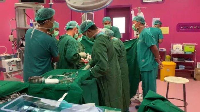 Tim dokter Rumah Sakit Saiful Anwar (RSSA) Kota Malang sukses melakukan operasi pemisahan bayi kembar siam pada Sabtu (12/8/2023). Kedua bayi itu bernama Aliyah dan Aisyah, lahir pada 15 September 2022.