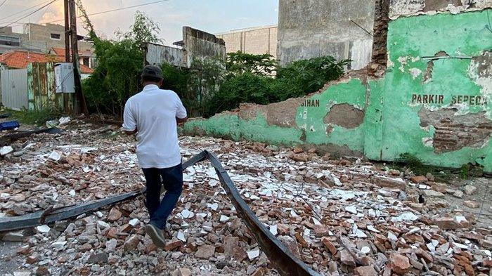 Rumah di Surabaya yang roboh usai terjadi gempa Tuban, Jumat 22 Maret 2024