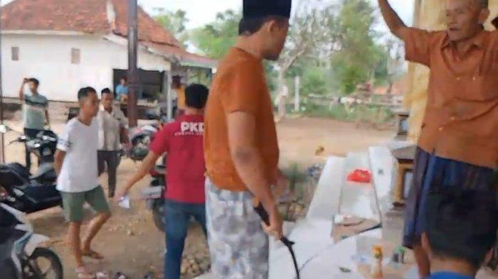 S pemegang celurit saat kericuhan di Desa Gunung Rancak, Kecamatan Robatal, Sampang, Madura