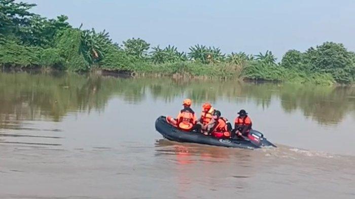 BOCAH HILANG GRESIK – Tim SAR gabungan melakukan pencarian korban bocah Sembilan tahun yang dilaporkan hilang di Sungai Bengawan Solo Gresik, Desa Dukun Anyar, Kecamatan Dukun, Kabupaten Gresik, Selasa (3/6/2025). Hasil operasi pencarian hari ini masih nihil