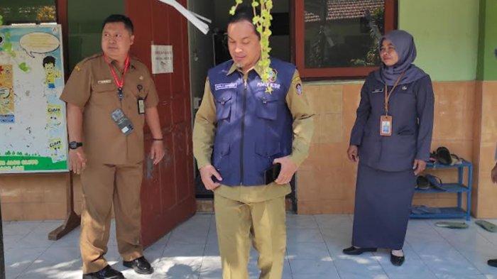 Kepala Dinas Pendidikan Kota Blitar, Dindin Alinurdin saat memantau sistem pembelajaran SDN Karangsari 1, Senin (12/8/2024).