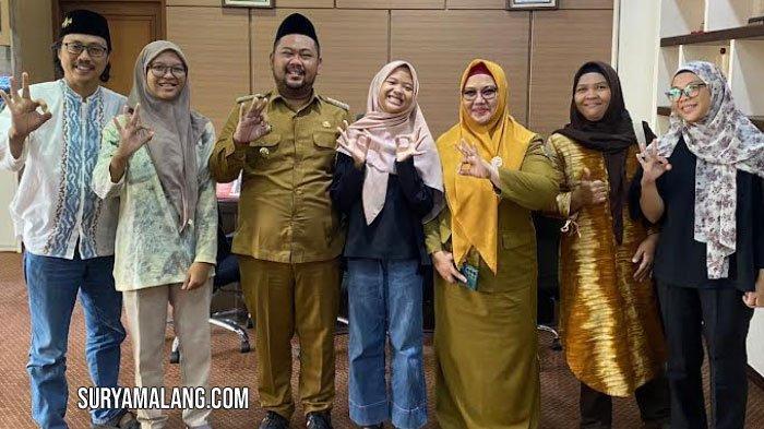 SISWA –Aeshnina Azzahra Aqilani Siswi SMA Muhammadiyah 10 Gresik bersama keluarga berfoto bersama Bupati Gresik Fandi Akhmad Yani (Gus Yani) dan Wakil Bupati Aminatun (Bu Min) di Kantor Bupati Gresik, Selasa (16/4/2024).