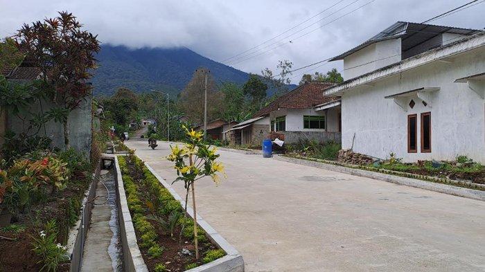 Jalan mulus di Dusun Segelan Sidomulyo, Desa Balesari mendadak viral di media sosial. Sosok Fery pengusaha bakso dermawan bangun Jalan Desa Balesari Malang sepanjang 1,5 Km habis Rp 10 miliar.