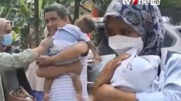 Saat Ibu D (kanan) dan Siti Mauliah (kiri) menjalani tes DNA bayi tertukar. (Kolase Tribun/TVOne)