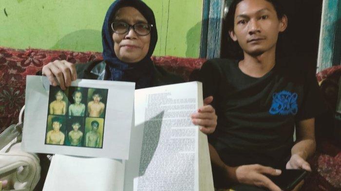 Saka Tatal (baju hitam) didampingi pengacaranya, Titin, saat ditemui di rumahnya