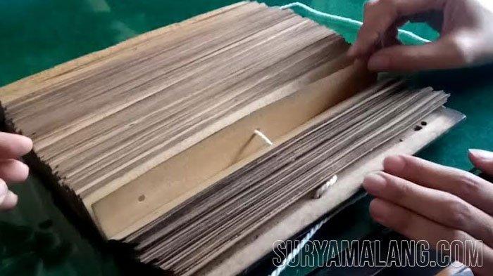 Salah satu manuskrip kuno koleksi Dinas Perpustakaan dan Kearsipan Kabupaten Tulungagung.