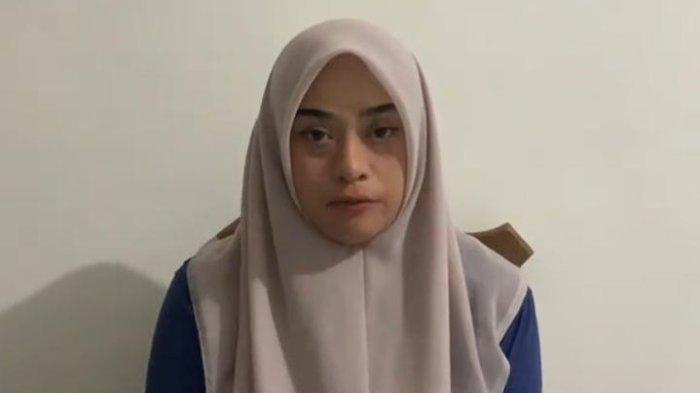 KLARIFIKASI VIDEO BUGIL - Salsabila Rahma, guru di Jember memberikan klarifikasi melalui akun TikTok terkait video bugilnya yang viral, Kamis (27/2/2025). Salsabila Rahma mengaku ditipu seseorang melalui media sosial.