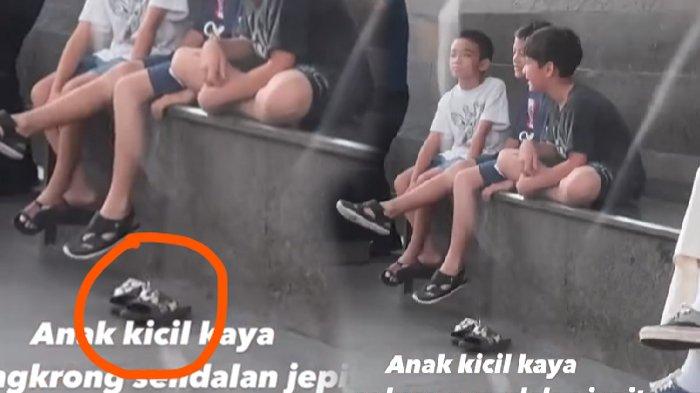 Sandal Rafathar nongkrong di emperan mal bareng teman-temannya