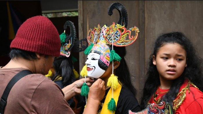 Sejumlah siswa mempersiapkan diri sebelum melaksanakan ujian tari yang digelar Sanggar Padma Puspita di gedung Dewan Kesenian Malang (DKM) Kota Malang, Jawa Timur, Sabtu (8/7/2023).