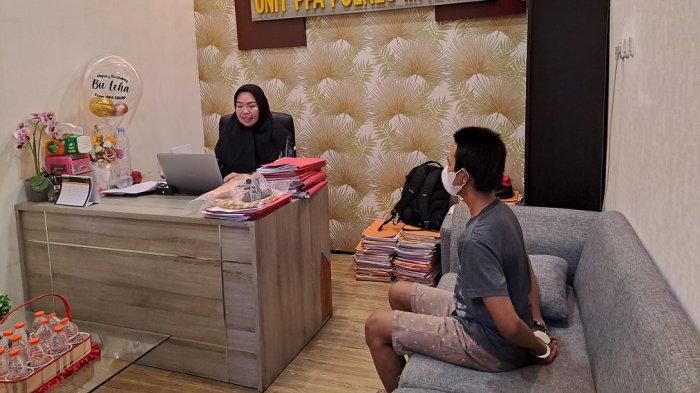 Santri di Kabupaten Malang ditangkap polisi karena menyetrika dada adik kelasnya.