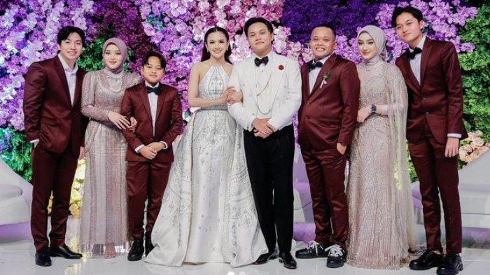 Santyka Fauziah bersama keluarga Sule foto bersama