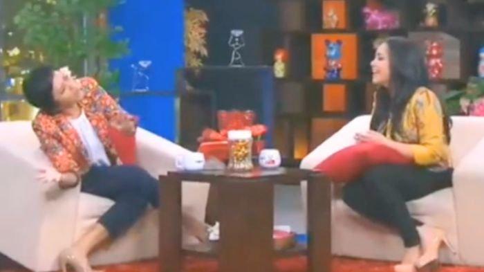 Sarah Sechan saat mewawancarai Nagita Slavina