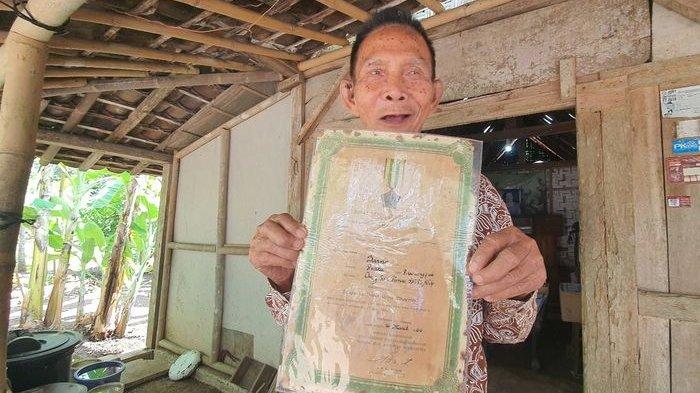 Sarno menunjukkan piagam di rumahnya Susukan II, Genjahan, Ponjong, Gunungkidul. Jumat (2/8/2024)