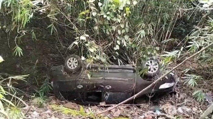 Sebuah mobil minibus yang mengangkut 10 siswa TK jatuh kedalam jurang sedalam 10 meter di jalan Poros Warangga, Kecamatan Watupute, Kabupaten Muna, Sulawesi Tenggara, Sabtu (16/9 2023).