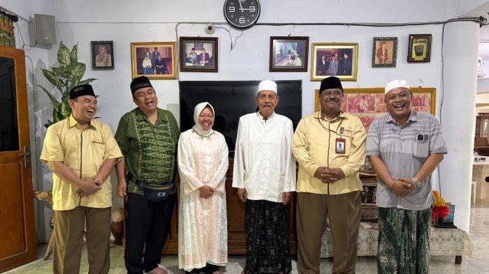 Calon Gubernur Jawa Timur Tri Rismaharini alias Risma bertemu dengan KH Abdul Ghofur sekaligus pengasuh Ponpes Sunan Drajat di Dusun Banjaranyar, Desa Banjaranyar, Kecamatan Paciran, Kabupaten Lamongan, Selasa (26/11/2024).