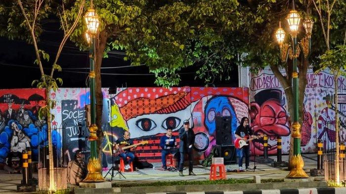 Sejumlah musisi saat live music di Kayutangan Heritage Kota Malang.