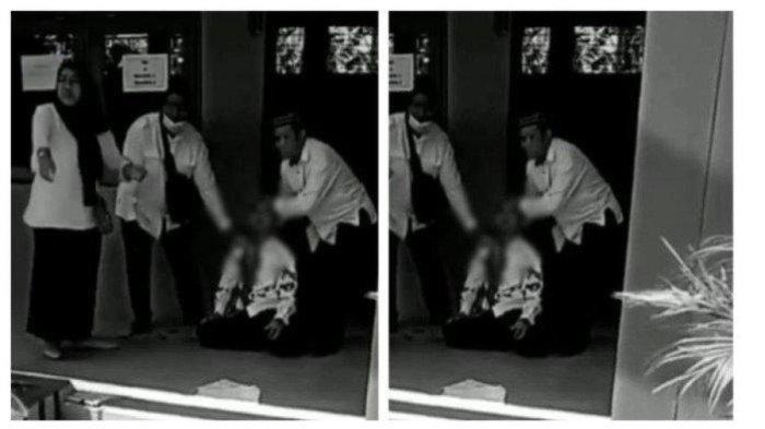 Sejumlah orang mengevakuasi guru MA Yasua Demak yang menjadi korban pembacokan