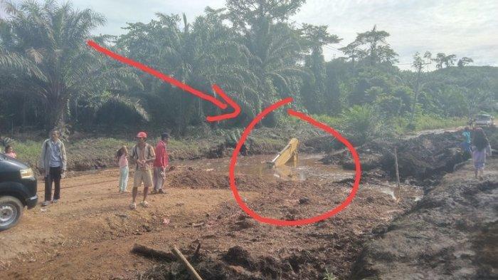Sejumlah warga menyaksikan excavator tenggelam di Desa Saloadak, Kecamatan Tobadak