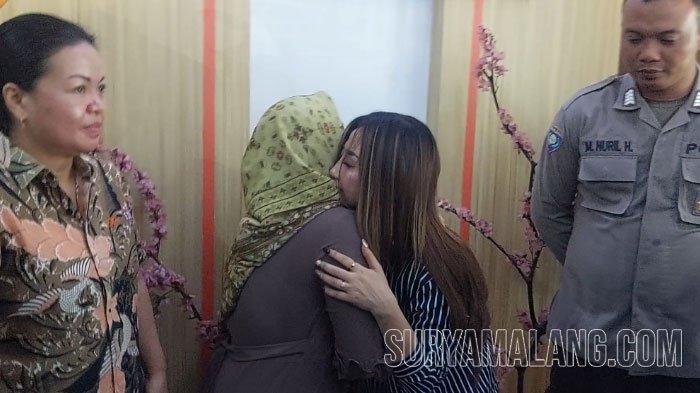 Seleb TikTok sekaligus Bhayangkari, Luluk Sofiatul Jannah memeluk ibu siswi magang usai dimaafkan, Rabu (6/9/2023).
