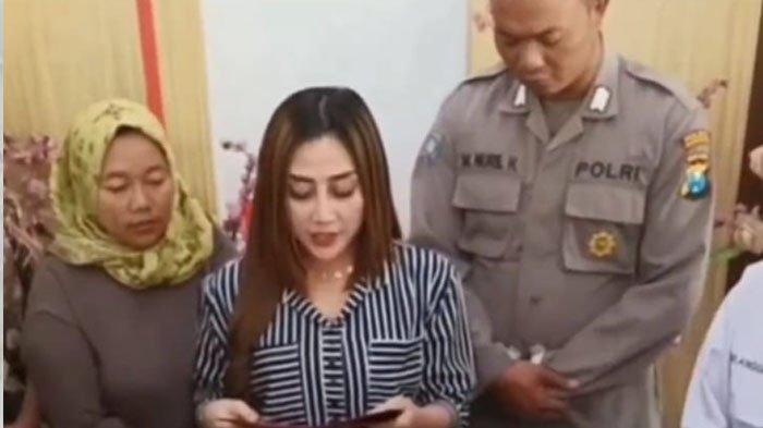 Seleb TikTok sekaligus istri polisi di Probolinggo, Luluk Sofiatul Jannah bersama suami Bripka Nuril Huda mendatangi SMKN 1 Probolinggo, Rabu (6/9/2023)