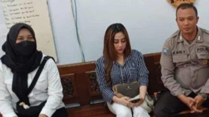 Seleb TikTok sekaligus istri polisi di Probolinggo, Luluk Sofiatul Jannah bersama suami Bripka Nuril Huda mendatangi SMKN 1 Probolinggo, Rabu (6/9/2023)