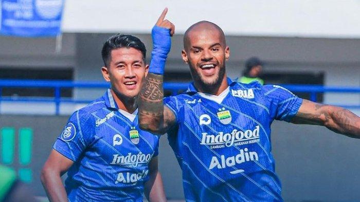 Selebrasi David da Silva (kanan) dalam laga Persib Bandung vs Arema FC, pekan 19 Liga 1 2023, di Stadion GBLA, Rabu (8/11/2023).