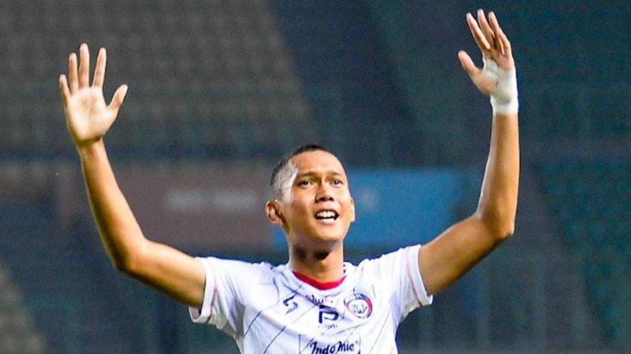 Selebrasi Ginajar Wahyu yang mencetak gol pembuka. Hasil skor akhir Bhayangkara Vs Arema FC adalah 0-2 dalam pertandingan Pekan 11 Liga 1 2023-2024 di Stadion Patriot Candrabhaga Bekasi, Jumat (2/9/2023) malam.