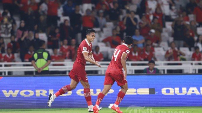 Selebrasi Pemain Timnas Indonesia, Rizky Ridho (kiri) usai mencetak gol ke gawang Brunei Darussalam pada pertandingan leg pertama Kualifikasi Piala Dunia 2026 di Stadion Utama Gelora Bung Karno (SUGBK), Jakarta, Kamis (12/10/2023).