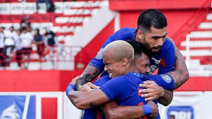Selebrasi pemain Arema FC saat menjamu Persita Tangerang di Stadion Soepriadi, Blitar, Selasa (3/12/2024).