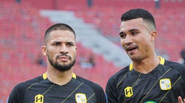 Selebrasi pemain Barito Putera, Murilo Mendes dan Gustavo Tocantins, saat menghadapi Arema FC di Stadion Kapten I Wayan Dipta, Bali, Sabtu (5/8/2023).