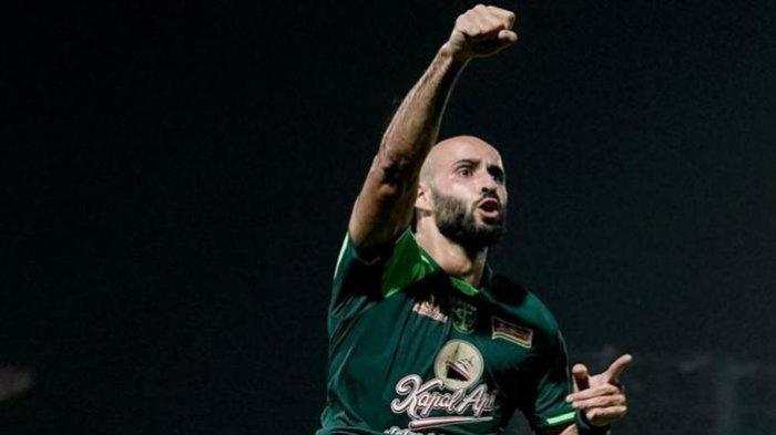 Selebrasi pemain Persebaya Surabaya, M Rashid, seusai menjebol gawang Madura United di Stadion Gelora Bangkalan, Senin (2/12/2024).