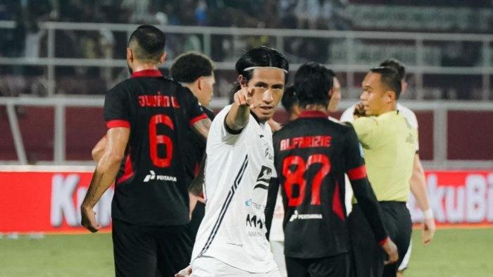 Selebrasi pemain Persija Jakarta, Hanif Sjahbandi, usai menjebol gawang Arema FC di Stadion Soepriadi, Blitar, Sabtu (26/10/2024). Arema FC dikalahkan Persija Jakarta 1-2.