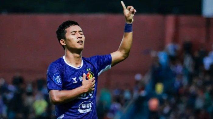 Selebrasi pemain Persik Kediri, M Khanafi, usai menjebol gawang Arema FC dalam Derby Jatim pekan 15 Liga 1 2024 di Stadion Brawijaya, Kediri, Senin (16/12/2024) sore.